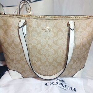 Coach No.F29208 Tan and White Women's  Lt Khaki Chalk Bag